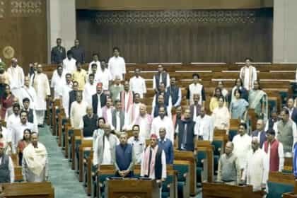 संसद का शीतकालीन सत्र : हंगामेदार रहा पहला दिन,  पीएम मोदी ने विपक्ष को धोया