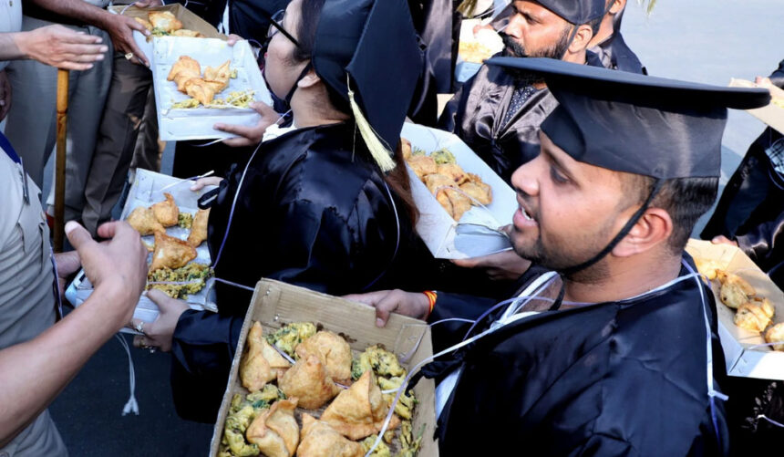 समोसे पर सियासत : सीआईडी जांच के बीच शिमला में बढ़ी समोसे की डिमांड, विदेशी और भारतीय पर्यटक ले रहे आनंद