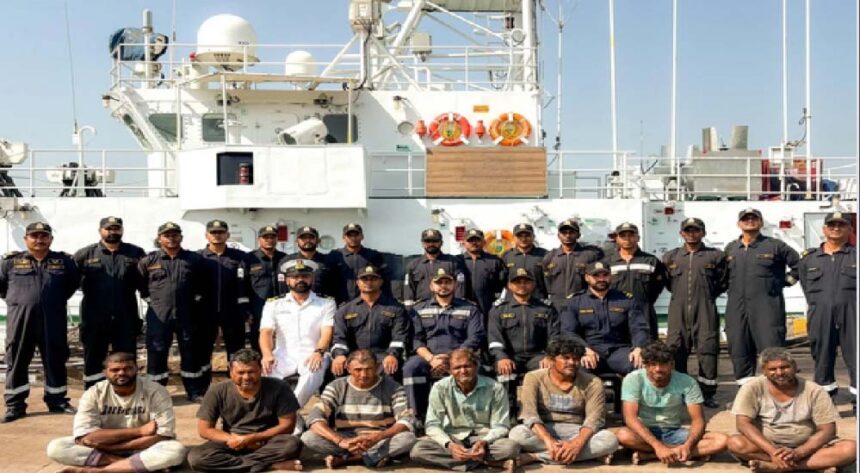भारतीय तटरक्षक बलों का बड़ा एक्शन : इंडियन कोस्ट गार्ड ने पाकिस्तानी जहाज से छुड़ा लाए भारतीय मछुआरे