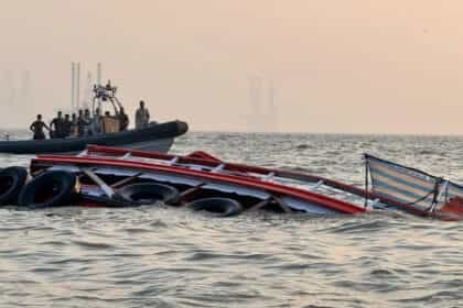 मुंबई बोट हादसा: फेरी बोट डूबने से 13 की मौत, 2 लापता,