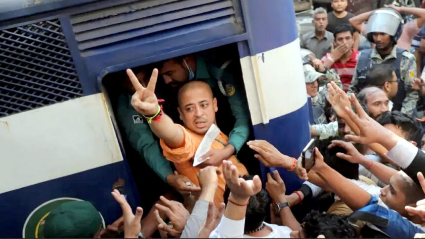 बांग्लादेश में हिंदू पुजारी की गिरफ्तारी: चिन्मय कृष्ण दास के लिए कोई वकील नहीं, जमानत पर सुनवाई टली