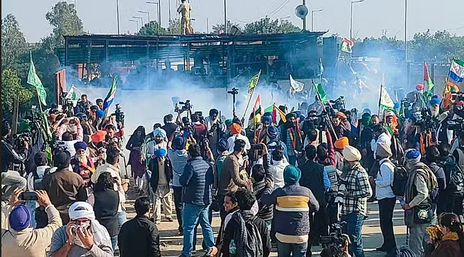 Farmers Protest News Live Updates :  किसानों को रोकने के लिए एक साथ दागे गए 11 आंसू गैस के गोले, दागी प्लास्टिक की गोलियां, कई किसान घायल