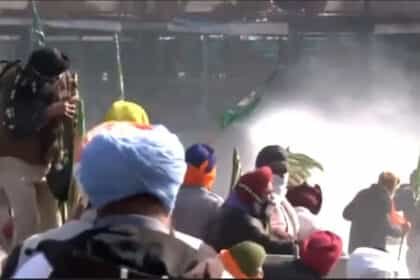 पुलिस ने किसानों का मार्च रोका, दागे आंसू गैस के गोले, 9 किसान घायल