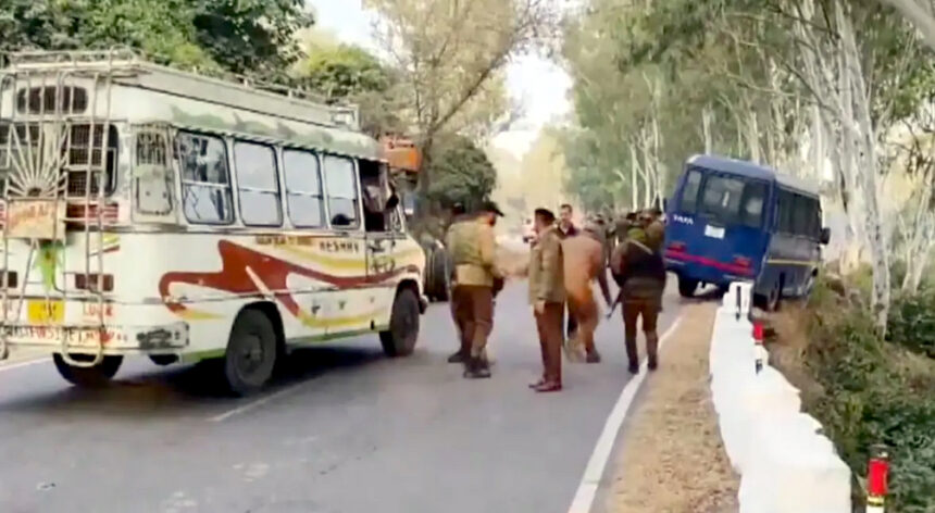 आपसी रंजिश या हत्या? : जम्मू कश्मीर में पुलिस वैन में गोलियों से छलनी मिले 2 जवानों के शव