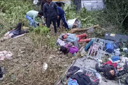 उत्तराखंड बस हादसा : नैनीताल में 100 मीटर गहरी खाई में गिरी बस, एक बच्चे समेत 4 की मौत, 21 घायल