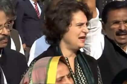 संसद के शीतकालीन सत्र में अडाणी का मुद्दा गर्माया: प्रियंका गांधी ‘मोदी-अडाणी एक हैं’ लिखा बैग लेकर पहुंचीं सदन; कांग्रेस सांसदों का हंगामा