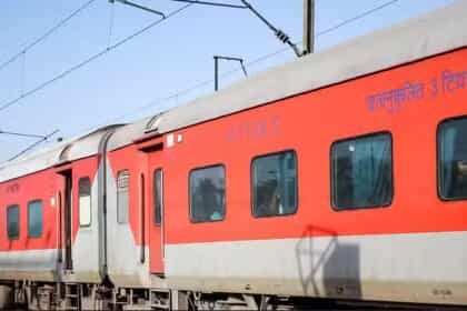 दिल्ली जा रही ट्रेन में हड़कंप : ट्रेन के शौचालय से एक युवती की मिली लाश