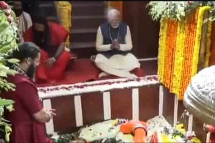 PM Modi in Prayagraj: प्रधानमंत्री मोदी ने गंगा तट पर की पूजा, कई योजनाओं का करेंगे उद्घाटन