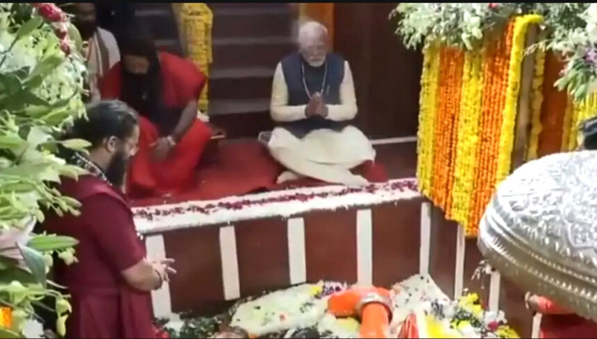 PM Modi in Prayagraj: प्रधानमंत्री मोदी ने गंगा तट पर की पूजा, कई योजनाओं का करेंगे उद्घाटन
