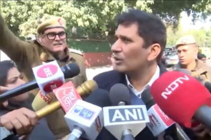 शीश महल’ विवाद: PM आवास के बाहर पहुंचे AAP नेता, सौरभ भारद्वाज बोले – ‘तेरा घर, मेरा घर’ की बहस खत्म करने आए हैं