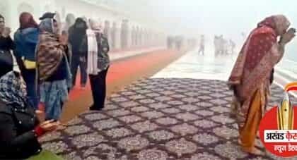 कोहरे और ठंड  की चपेट में पंजाब: घने कोहरे के बावजूद श्री हरमंदिर साहिब में प्रकाश पर्व पर उमड़ी संगत