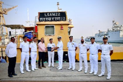 मुंबई में आठवें एसीटीसीएम बजरे का जलावतरण, भारतीय नौसेना की आत्मनिर्भरता को मिली नई दिशा”