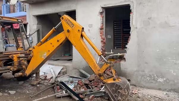 पंजाब में नशा तस्करों के खिलाफ भगवंत मान का बुलडोजर एक्शन जारी: हलवारा में नशा तस्कर के घर चला पीला पंजा