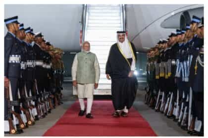 पीएम मोदी ने कतर के अमीर शेख तमीम का दिल्ली हवाई अड्डे पर आगवानी की