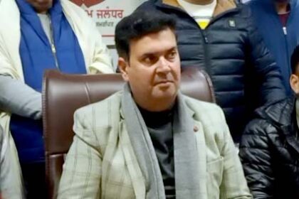 मेयर विनीत धीर ने सीवरेज बोर्ड अधिकारियों को नोटिस जारी कर किया तलब; 10 साल पुरानी सीवर लाइन से निकल रहे ईंट-पत्थर, धीर ने कहा लापरवाही के लिए देना होगा जवाब