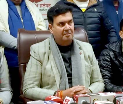 मेयर विनीत धीर ने सीवरेज बोर्ड अधिकारियों को नोटिस जारी कर किया तलब; 10 साल पुरानी सीवर लाइन से निकल रहे ईंट-पत्थर, धीर ने कहा लापरवाही के लिए देना होगा जवाब