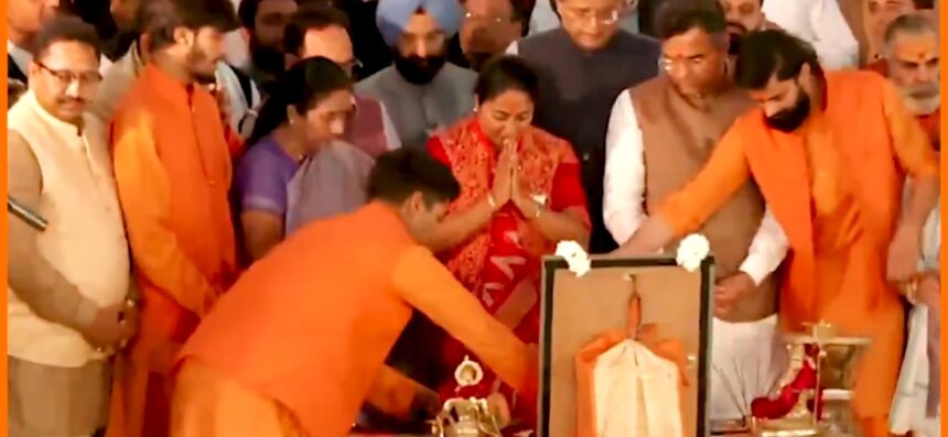 नई सीएम ने की यमुना आरती, यमुना सफाई की ओर पहला कदम