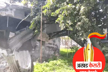बुलडोजर एक्शन : नशे को लेकर फिल्लौर के मशहूर गांव खानपुर में देहात पुलिस ने नशा तस्कर के घर पर चलाया बुलडोजर, बीडीपीओ की शिकायत पर एक्शन-एसएसपी खख