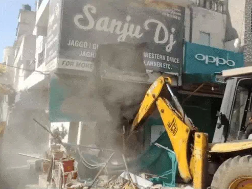 फिर चला जालंधर में नशे पर बुलडोजर : भार्गव कैंप में पुलिस ने कुख्यात ड्रग तस्कर तीन भाइयों के मकान गिराए