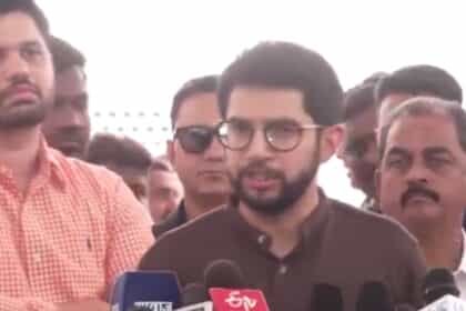 एकनाथ शिंदे पर आदित्य ठाकरे का तीखा वार: “पहले जवाब दें, गद्दार हैं या चोर?”