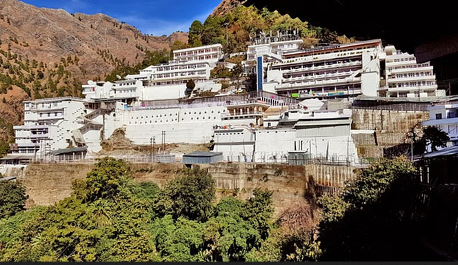 माता वैष्णो देवी मंदिर के भवन में एक महिला सुरक्षा जांच को तोड़ते हुए पिस्तौल लेकर पहुँची, पुलिस ने महिला को किया गिरफ्तार