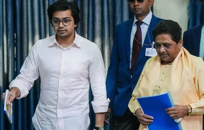 मायावती का आकाश आनंद को बसपा से निकाले जाने पर भाजपा ने किया कटाक्ष, कहा- बसपा में चल रहा है सांप-सीढ़ी का खेल