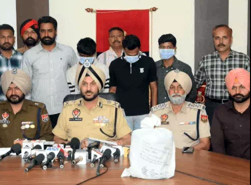 फर्जी महिला पुलिसकर्मी समेत 4 तस्कर गिरफ्तार : 5.2 किलोग्राम हेरोइन बरामद, सरगना महिला पाकिस्तान से मंगवाती थी ड्रग