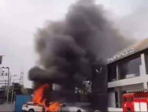 शोरुम से बाहर निकलते ही नई थार को लगी आग, पास खड़ी XUV कार भी आग की चपेट में , संदिग्ध परिस्थितियों में हुआ हादसा