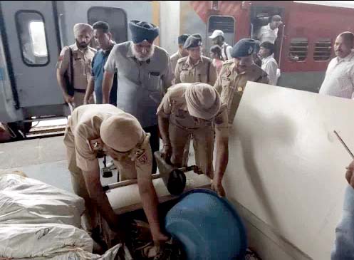 DCP डोगरा ने 150 से ज्यादा पुलिसकर्मियों के साथ जालंधर रेलवे स्टेशन को खंगाला, DCP डोगरा बोले-रोजाना की चेकिंग थी