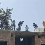 पुलिस ने मजदूर लगाकर तुड़वा डाली नशा तस्कर के घर की पहली मंजिल, 5 केसों में था नामजद