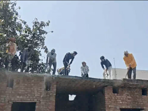 पुलिस ने मजदूर लगाकर तुड़वा डाली नशा तस्कर के घर की पहली मंजिल, 5 केसों में था नामजद