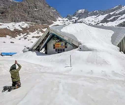 श्री हेमकुंट साहिब यात्रा : रास्ते को बर्फ से साफ करने और तैयार करने के लिए भारतीय सेना पहुँची