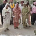 जालंधर में दूध विक्रेताओं का सहकारिता विभाग ऑफिस के बाहर दूध गिराकर अनोखा प्रदर्शन