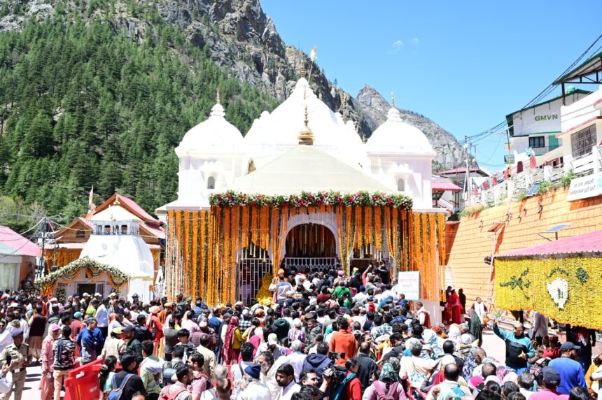 गंगोत्री और यमुनोत्री धाम में पहले ही दिन सत्रह हजार से अधिक श्रद्धालुओं ने दर्शन किये।