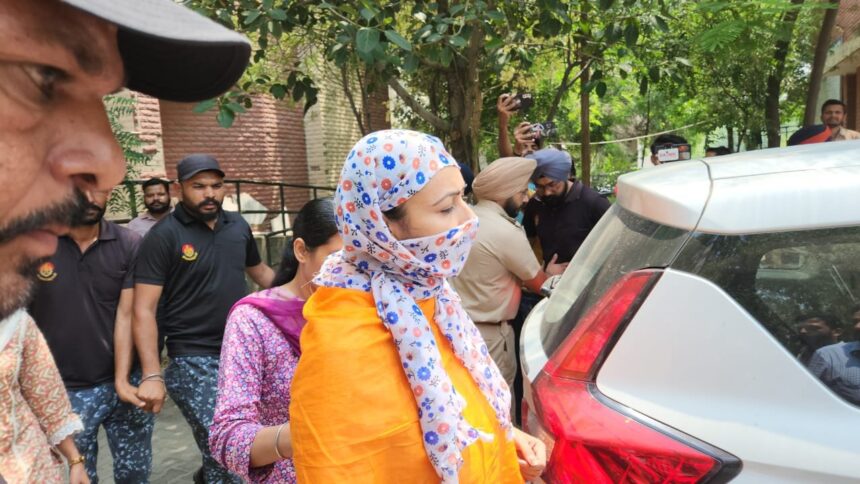 आय से अधिक संपत्ति मामले में रिमांड पर चल रही बर्खास्त महिला कांस्टेबल अमनदीप कौर की तबीयत बिगड़ी, सिविल अस्पताल बठिंडा में भर्ती”