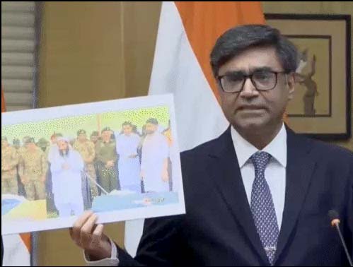 विदेश सचिव विक्रम मिसरी ने तस्वीर दिखाकर पूछा-आतंकियों के जनाजे में सेना का क्या काम?