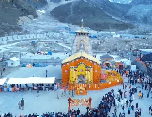 केदारनाथ धाम के कपाट खुले: भक्तों ने किए दर्शन, 108 क्विंटल फूलों से सजाया मंदिर