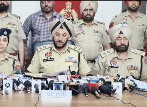अमृतसर पुलिस ने बड़ी सफलता हासिल करते हुए अंतरराष्ट्रीय तस्कर गिरोह को पकड़ा: एक किलो हेरोइन, 45 लाख 18 हजार रुपए की ड्रग मनी और एक ड्रोन बरामद 