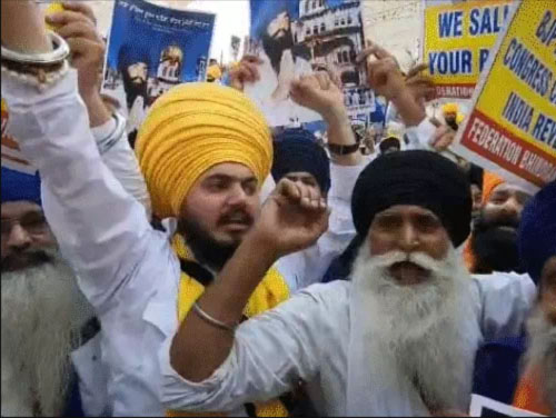अमृतसर : ऑपरेशन ब्लू स्टार की 41वीं बरसी; खालिस्तान जिंदाबाद के नारे लगाते लोग और हाथों में जरनैल सिंह भिंडरांवाला के पोस्टर