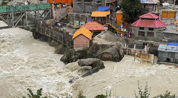 उत्तराखंड के रुद्रप्रयाग में भीषण हादसा: अलकनंदा नदी में गिरी यात्रियों से भरी बस, रेस्क्यू ऑपरेशन जारी