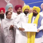अमृतसर में मुख्यमंत्री भगवंत मान जीएनडीयू में किसानों को दिए कर्जमाफी के सर्टिफिकेट