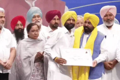 अमृतसर में मुख्यमंत्री भगवंत मान जीएनडीयू में किसानों को दिए कर्जमाफी के सर्टिफिकेट
