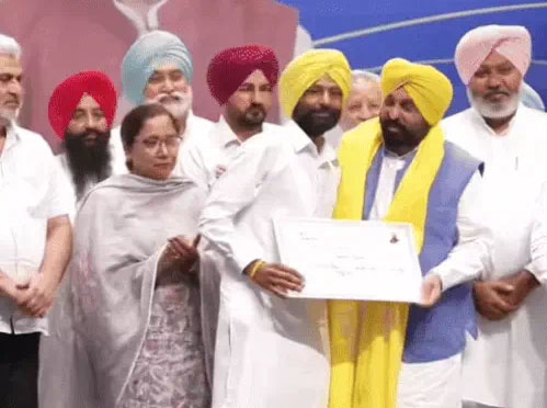 अमृतसर में मुख्यमंत्री भगवंत मान जीएनडीयू में किसानों को दिए कर्जमाफी के सर्टिफिकेट