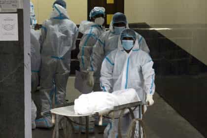 दिल्ली में कोरोना से 22 साल की युवती की मौत, तेजी से फैल रहा कोविड; बरतें सावधानी