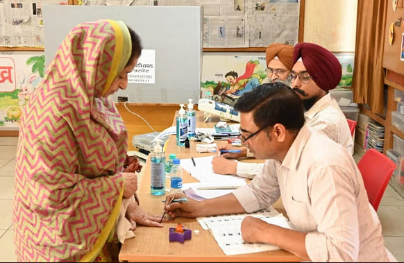 लुधियाना वेस्ट के उपचुनाव में 51.33% वोटिंग: 23 को नतीजे आएंगे