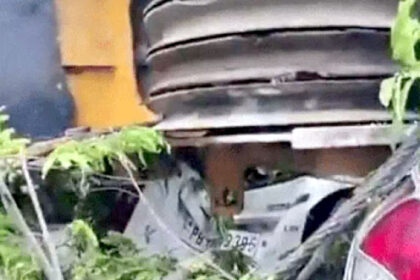 जालंधर कैंट रेलवे स्टेशन पर निर्माण के दौरान पार्किंग वाले हिस्से में बड़ी क्रेन गिरी: दर्जनों वाहन क्षतिग्रस्त, कोई जानी नुकसान नहीं हुआ 