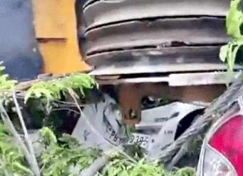 जालंधर कैंट रेलवे स्टेशन पर निर्माण के दौरान पार्किंग वाले हिस्से में बड़ी क्रेन गिरी: दर्जनों वाहन क्षतिग्रस्त, कोई जानी नुकसान नहीं हुआ 