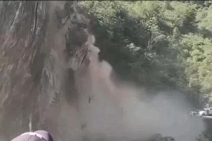 हिमाचल लैंडस्लाइड: चंबा जिला के भरमौर की बसु कुंडी सुनारा सड़क पर गिरा पहाड़, जानी नुकसान नहीं, रोड वाहनों के लिए बंद