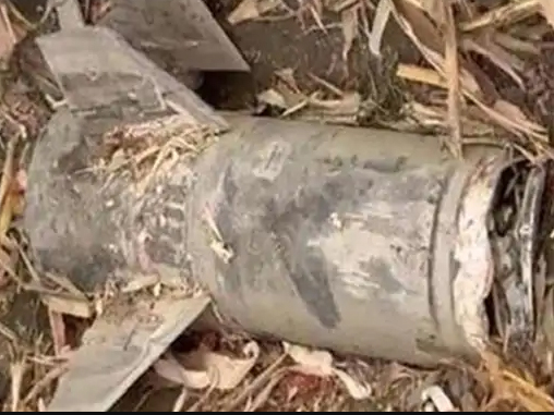 जालंधर: भोगपुर के एक किसान के मक्के के खेत से मिसाइल का हिस्सा बरामद: सेना के अधिकारियों ने कब्जे में लिया