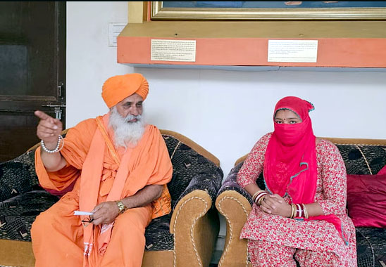 भाभी ने एजेंट के जरिये चार लाख रुपये में बेचा: ओमान में काटी नर्क जैसी जिंदगी, पीड़िता ने संत सीचेवाल के सामने अपनी दर्द भरी दास्तां बयां की